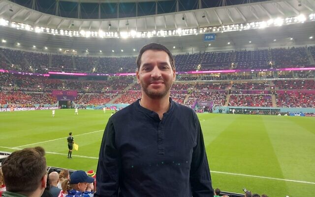 Le diplomate israélien Alon Lavi assiste à un match de la Coupe du monde pendant son congé de ses fonctions diplomatiques, Doha, Qatar, 21 novembre 2022. (Crédit : Autorisation)