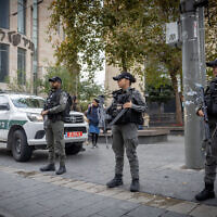 La police monte la garde à Jérusalem, le 25 novembre 2022 (Crédit : Yonatan Sindel/Flash90)