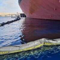 Une barrière entoure une petite fuite de pétrole provenant d'un pétrolier au terminal pétrolier de la société Europe Asia Pipeline Company dans la ville d'Eilat, dans le sud du pays, le 29 novembre 2022. (Crédit : ministère de l’Environnement)