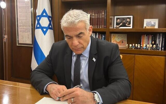Le Premier ministre Yair Lapid envoie une lettre à plus de 50 pays leur demandant de faire pression sur l'AP pour qu'elle abandonne sa campagne visant à renvoyer le conflit devant la Cour internationale de justice de La Haye (Crédit : Cabinet du Premier ministre)