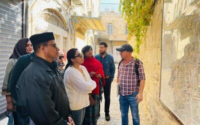 Un groupe de musulmans américains en voyage organisé par Sharaka visite Israël, novembre 2022. (Crédit : Autorisation)