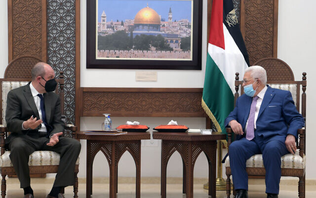 Le secrétaire d'État adjoint américain aux affaires israéliennes et palestiniennes, Hady Amr, à gauche, rencontrant le dirigeant de l'Autorité palestinienne, Mahmoud Abbas, à Ramallah, le 17 mai 2021. (Crédit : Wafa)