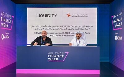 Le PDG de Liquidity Group, Roni Daniel, à gauche, signe un accord pour participer au programme d'innovation de l'Abu Dhabi Investment Office, grâce auquel l'entreprise établira un centre de R&D dans la capitale des Émirats, le 15 novembre 2022. (Crédit : Autorisation)