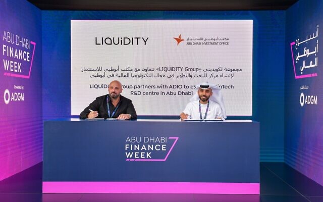 Le PDG de Liquidity Group, Roni Daniel, à gauche, signe un accord pour participer au programme d'innovation de l'Abu Dhabi Investment Office, grâce auquel l'entreprise établira un centre de R&D dans la capitale des Émirats, le 15 novembre 2022. (Crédit : Autorisation)