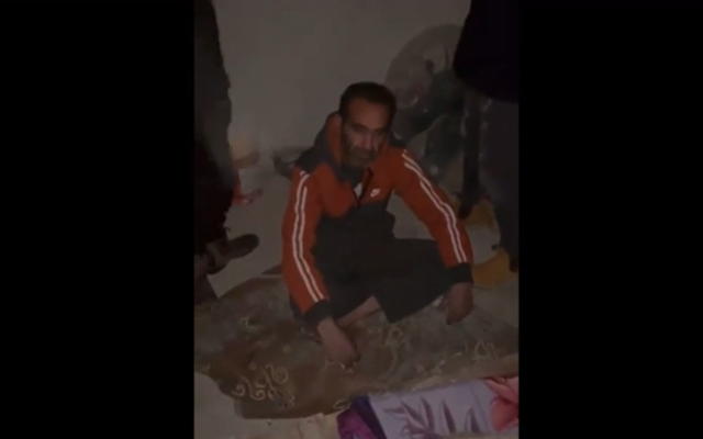 Un Palestinien après avoir été brièvement enlevé par des hommes masqués dans la ville druze de Yarka, au nord du pays, le 24 novembre 2022. (Crédit : La Douzième chaîne)