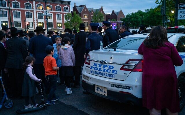Illustration : La police de New York assurant la sécurité lors d’un événement organisé par la communauté juive, à New York, le 19 mai 2022. (Crédit: Luke Tress/Times of Israel)