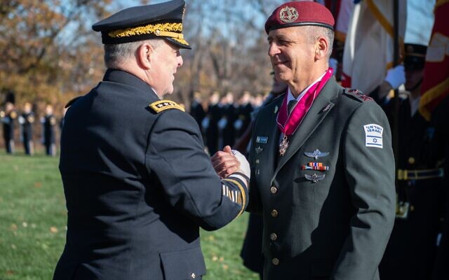 Le commandant américain des chefs d'état-major interarmées Mark Milley, à gauche, remet la Légion du Mérite au chef d'état-major de Tsahal Aviv Kohavi, le 21 novembre 2022. (Crédit : Armée israélienne)