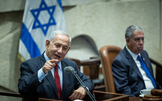 Le président du parti Likud, Benjamin Netanyahu, prend la parole à la Knesset le 21 novembre 2022. (Crédit : Yonatan Sindel/Flash90)