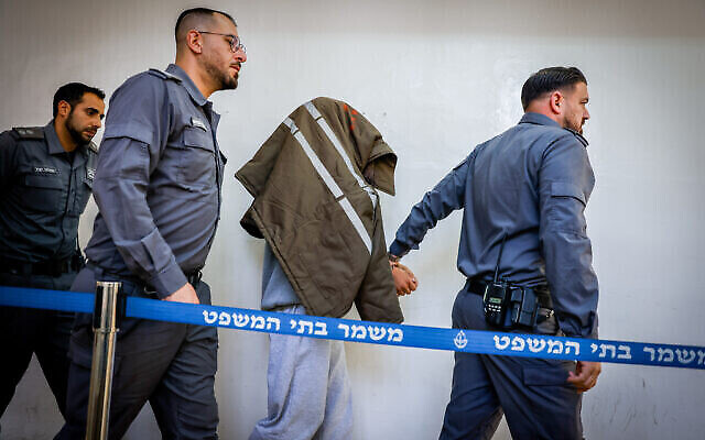 Un homme juif suspecté d'avoir participé aux émeutes d'Hébron, arrive pour une audience au tribunal de première instance de Jérusalem, le 21 novembre 2022. Illustration (Crédit : Olivier Fitoussi/Flash90)