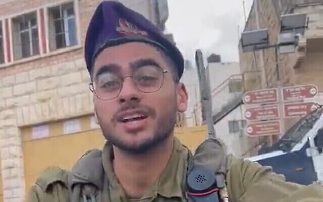 Un soldat givati affronte un activiste dans la ville de Hébron, en Cisjordanie, le 25 novembre 2022. (Capture d’écran : Briser le silence)