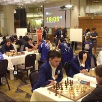Des joueurs s'affrontant lors du championnat du monde d'échecs par équipes à Jérusalem, le 20 novembre 2022. (Crédit : Fédération internationale des échecs via Facebook)