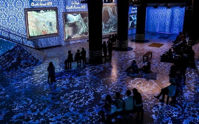 L’exposition immersive avec les œuvres de Claude Monet, au Cube, à Holon. (Crédit : קלוד מונה - התערוכה / claudemonet.il / Facebook)