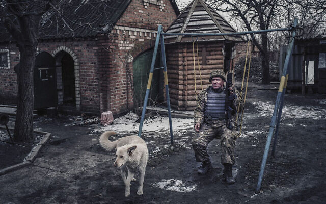 Photographie extraite de 'Zone d’opération anti-terroriste : Photos de la guerre en Ukraine' par Pavel Wolberg, du 22 novembre au 22 janvier à la galerie d’art Wizo Haifa (Courtoisie : Pavel Wolberg)