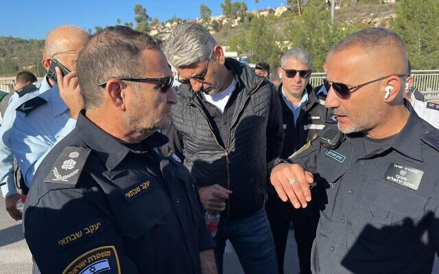 Le chef de la police, Kobi Shabtai, sur les lieux d'une explosion à Jérusalem, le 23 novembre 2022. (Crédit : Police israélienne)