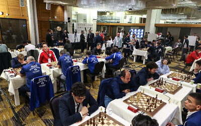 Des joueurs d'échecs jouent un match dans le cadre du championnat du monde d'échecs par équipes, le 20 novembre 2022 à Jérusalem. (Crédit : FIDE/Mark Livshitz)