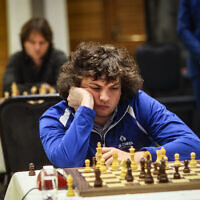 Le grand maître d'échecs Hans Niemann jouant au championnat du monde par équipe à Jérusalem, le 24 novembre 2022. (Crédit : La FIDE/Mark Livshitz)