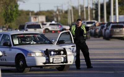 Illustration : Un agent de police arrêtant un véhicule à un point de contrôle, à Schertz, au Texas, le 20 mars 2018. (Crédit : AP Photo/Eric Gay)