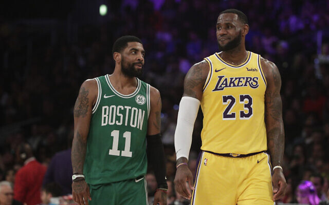LeBron James des Los Angeles Lakers, à droite, et Kyrie Irving des Boston Celtics discutent pendant la première mi-temps d'un match de basket-ball de la NBA, le 9 mars 2019, à Los Angeles. (Crédit : AP Photo/Jae C. Hong)