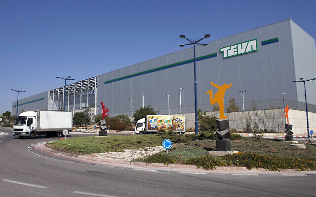 Des camions circulent devant le centre logistique pharmaceutique de Teva, dans la ville de Shoham, en Israël, le 16 octobre 2013. (Crédit : Dan Balilty/AP)
