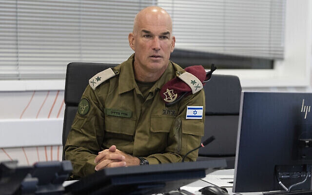 Le Major Gén. Ori Gordin, nouveau chef du Commandement du Nord, lors d’un entretien avec The Associated Press, à la base du Front intérieur près de Ramla, le 29 août 2022. (Crédit : AP Photo / Tsafrir Abayov)