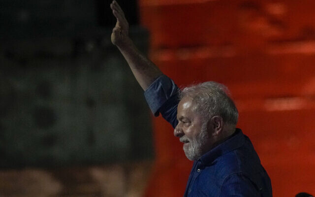 L'ancien président brésilien Luiz Inacio Lula salue ses partisans réunis sur   Paulista Av. après sa victoire face à Jair Bolsonaro au second tour des élections présidentielles, à  Sao Paulo, au Brésil, le 30 octobre 2022. (Crédit : AP Photo/Andre Penner)