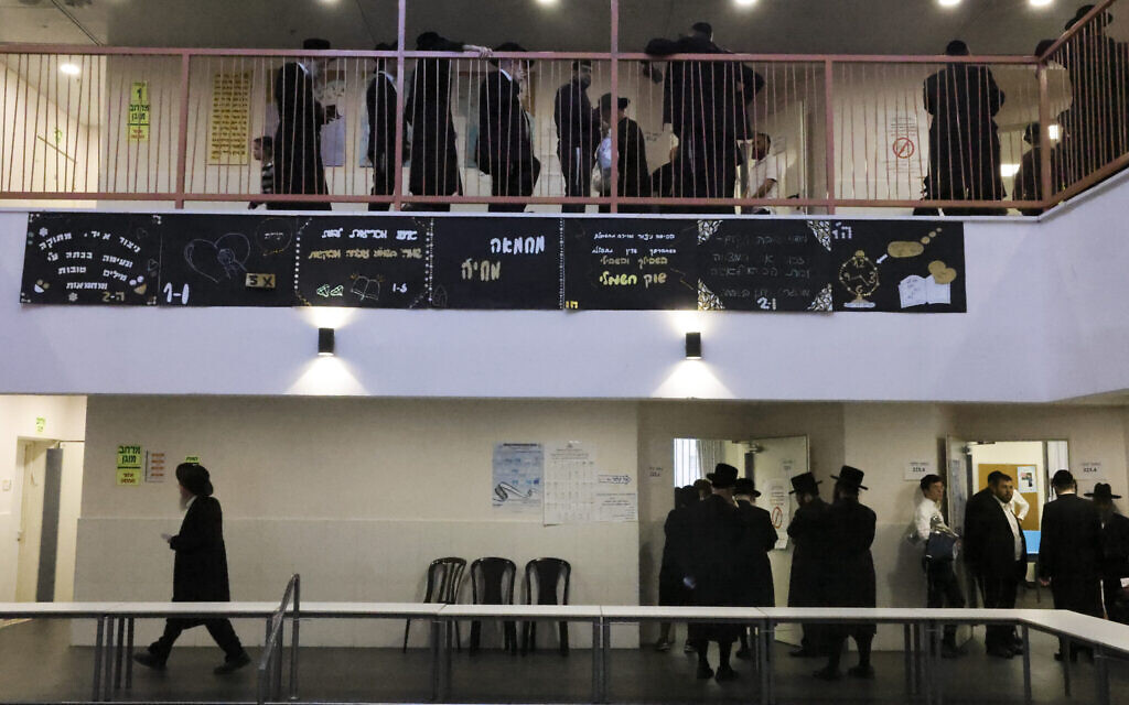 Des juifs ultra-orthodoxes votent lors des élections israéliennes à Jérusalem, le mardi 1er novembre 2022. (Crédit :AP Photo/Oren Ziv)