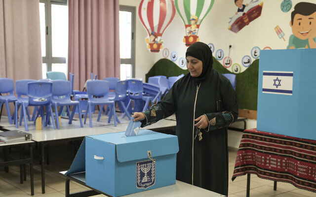 Un citoyenne arabe israélien votant aux élections législatives dans un bureau de vote de la ville de Taibeh, en Israël, le 1er novembre 2022. (Crédit : AP Photo/Mahmoud Illean)