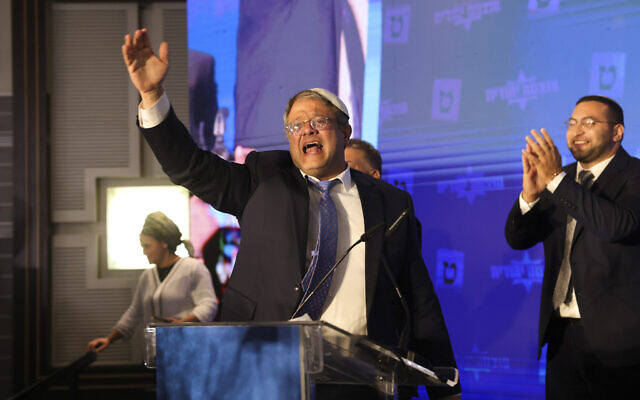 Itamar Ben Gvir, législateur d'extrême-droite et chef du parti Otzma Yehudit, après les premiers résultats des sondages de sortie des urnes au siège de son parti, à Jérusalem, le 2 novembre 2022. (Crédit : Oren Ziv/AP)