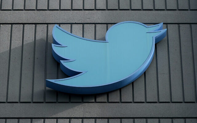 Le logo de Twitter sur le siège de l'entreprise, à San Francisco, le 4 novembre 2022. (Crédit : Jeff Chiu/AP Photo)