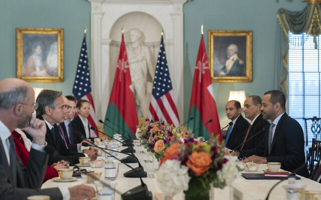 Le secrétaire d'État américain Antony Blinken, deuxième à partir de la gauche, rencontrant le ministre omanais des Affaires étrangères, Sayyid Badr al-Busaidi, à droite, au département d'État, à Washington, le 8 novembre 2022. (Crédit : AP Photo/Manuel Balce Ceneta)