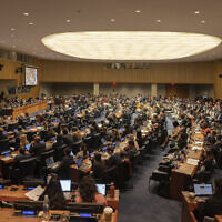 La 4e Commission de l'Assemblée générale des Nations unies votant sur des mesures concernant le conflit israélo-palestinien, au siège de l'ONU, à New York, le 11 novembre 2022. (Crédit : AP/Jeenah Moon)