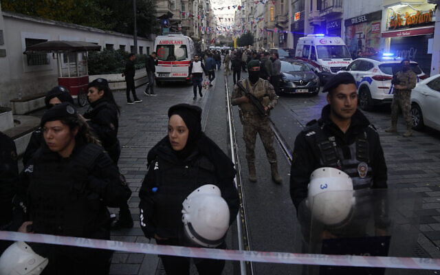 Des forces de sécurité et des ambulances après une explosion sur la populaire avenue piétonne Istiklal à Istanbul, le 13 novembre 2022. (Crédit : AP Photo/Francisco Seco)