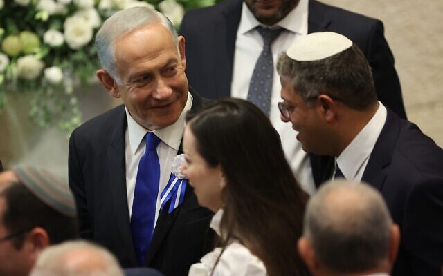 Le leader du Likud, Benjamin Netanyahu, et le chef d'Otzma Yehudit, Itamar Ben Gvir, arrivant pour la cérémonie de prestation de serment de la nouvelle Knesset, à Jérusalem, le 15 novembre 2022. (Crédit : Abir Sultan/Pool Photo via AP)