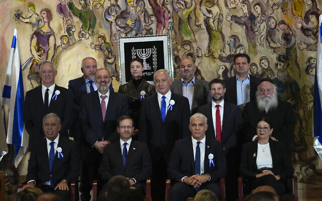 Les dirigeants de tous les partis politiques israéliens posent pour une photo de groupe après la cérémonie de prestation de serment des législateurs israéliens à la Knesset, le parlement israélien, à Jérusalem, le mardi 15 novembre 2022. (Crédit : AP Photo/Tsafrir Abayov)
