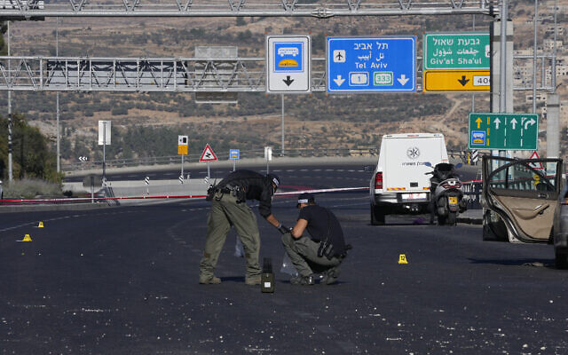 La police israélienne inspecte le lieu d'une explosion à un arrêt de bus à Jérusalem, le 23 novembre 2022. (Crédit : AP Photo/Maya Alleruzzo)