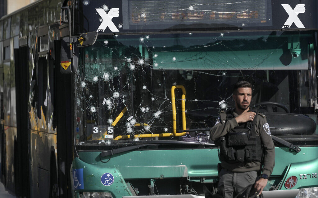La police israélienne inspectant le lieu d'une explosion à un arrêt de bus à Jérusalem, le 23 novembre 2022. (Crédit : AP Photo/Mahmoud Illean)