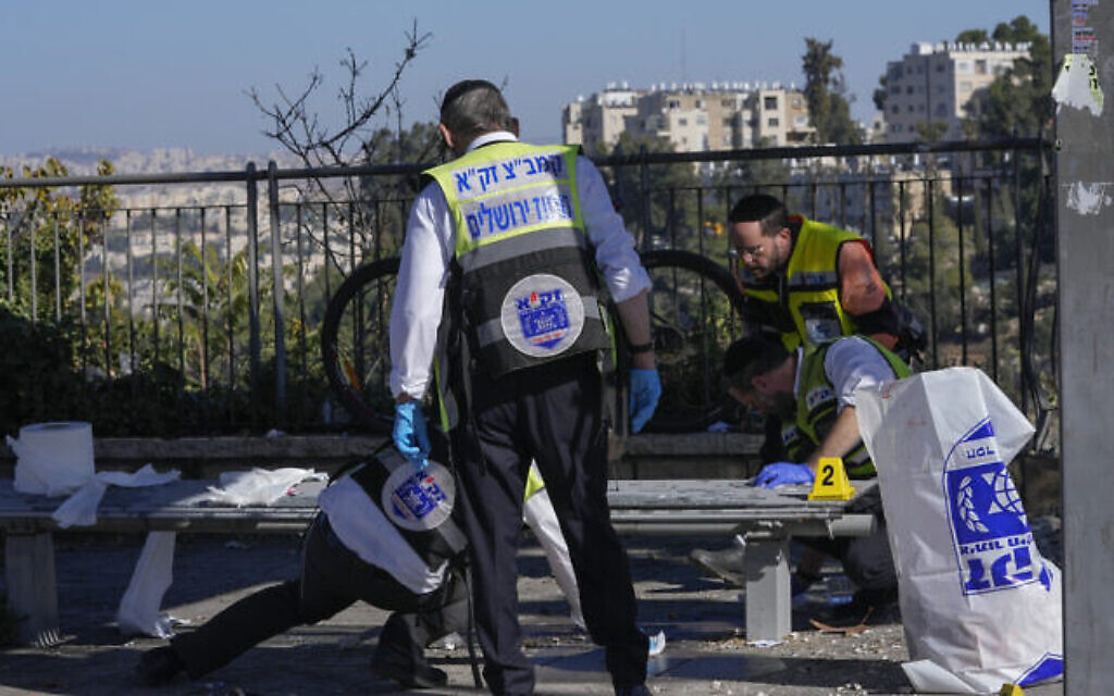 Illustration : Des membres de l'équipe de sauvetage et de récupération de Zaka nettoyant le sang sur les lieux d'un attentat terroriste à un arrêt de bus à Jérusalem, le 23 novembre 2022. (Crédit : AP Photo/Maya Alleruzzo)