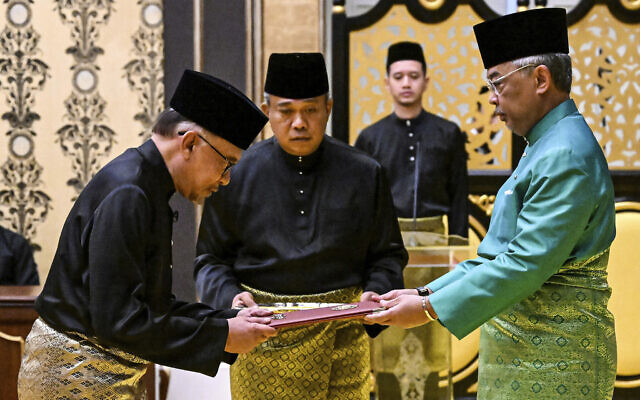 Le roi de Malaisie, le sultan Abdullah Sultan Ahmad Shah, à droite, et le nouveau Premier ministre Anwar Ibrahim, à gauche, participent à la cérémonie de prestation de serment au Palais national de Kuala Lumpur, en Malaisie, le 24 novembre 2022. (Crédit : Mohd Rasfan/Pool Photo via AP)