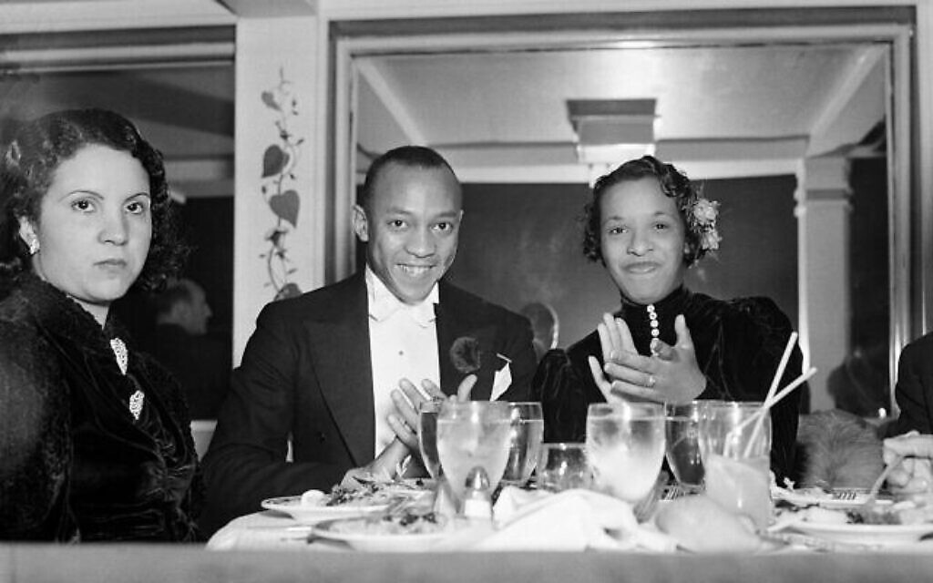 Le médaillé olympique américain Jesse Owens et son épouse Ruth Owens à l’ouverture du Cotton Club à New York, le 25 septembre 1936. (Crédit : AP Photo)