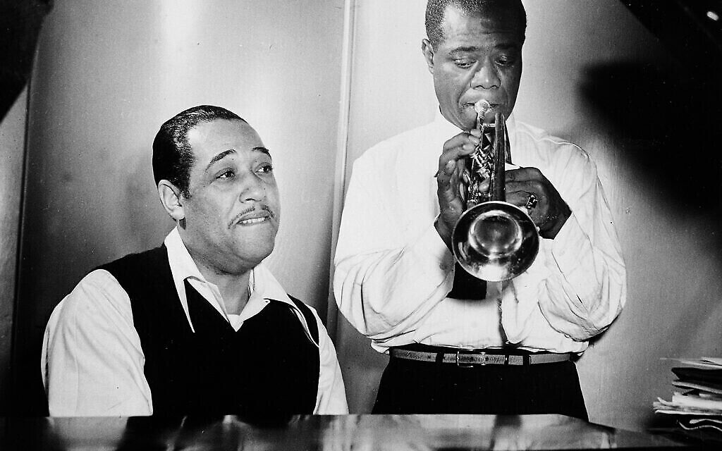 Duke Ellington au piano et Louis Armstrong à la trompette répètent 'Long, Long Journey' de Leonard Feather lors d’une session au studio d’enregistrement RCA Victor à New York, le 12 janvier 1946. (Crédit : AP Photo)