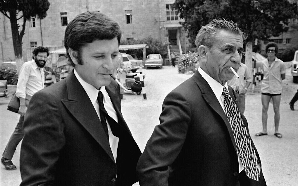 Meyer Lansky, à droite, devant la Cour Suprême d’Israël, à Jérusalem, le 30 mars 1972, devant laquelle il est venu demander l'autorisation d'émigrer. (Crédit : AP Photo)