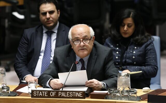 L'ambassadeur palestinien Riyad Mansour s'adresse au Conseil de Sécurité au siège de l'ONU, le 22 janvier 2019. (Crédit : AP/Richard Drew)