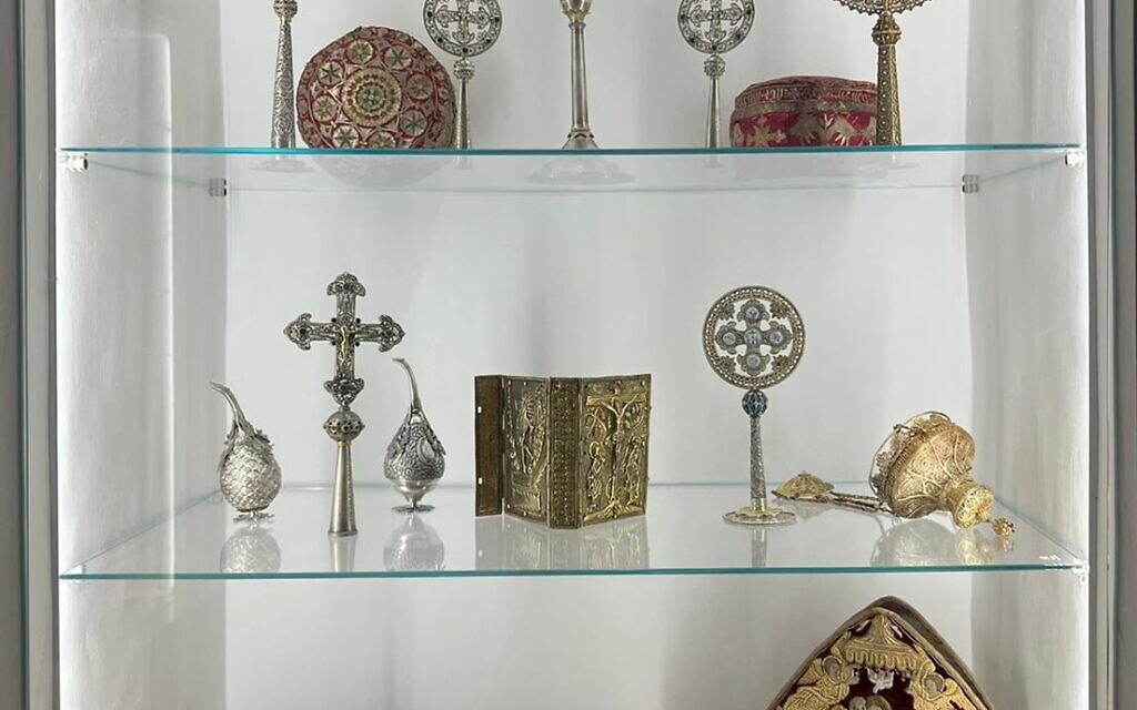 Vases ecclésiastiques arméniens exposés au musée arménien Edward et Helen Mardigian de Jérusalem. (Crédit : Koryoun Baghdasaryan)