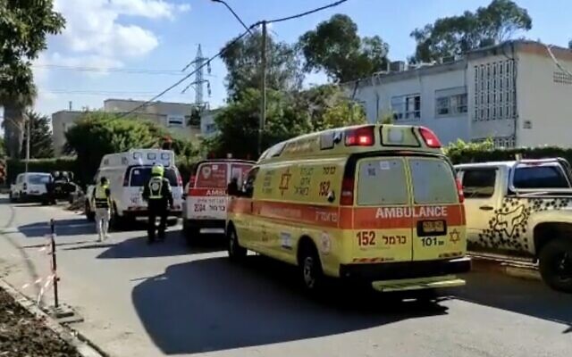 Des ambulances du service de secours du Magen David Adom où un élève de 16 ans aurait poignardé son directeur, au lycée de Kfar Bialik, le 7 novembre 2022. (Crédit : Twitter)