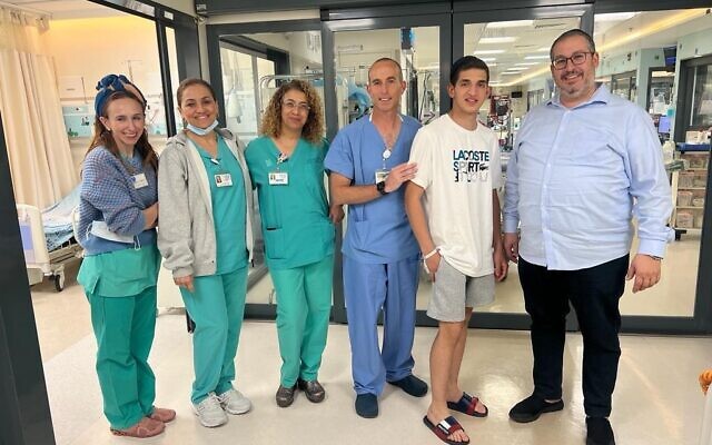 Avi Biton, deuxième à droite, qui a été hospitalisé après avoir été grièvement blessé dans un attentat à la bombe, quitte l'hôpital Shaare Zedek, le 27 novembre 2022. (Crédit : Hôpital Shaare Zedek)