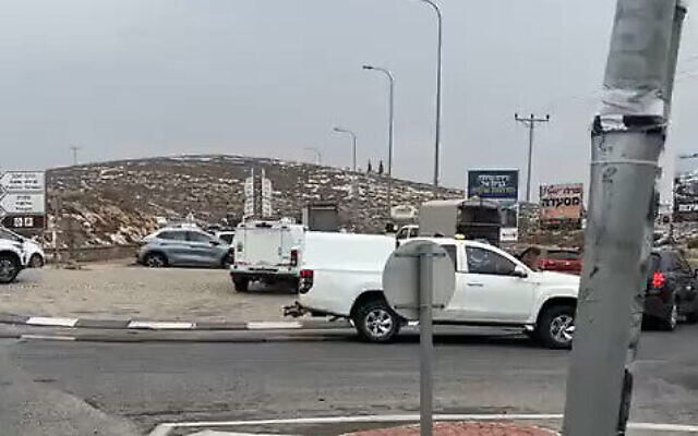 Les forces de sécurité sur les lieux d'une attaque présumée à la voiture-bélier près de Migron, en Cisjordanie, le 29 novembre 2022. (Crédit : Twitter)