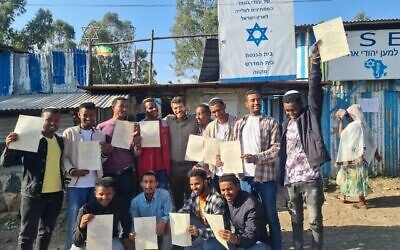 Les 12 lauréats du programme de formation en abattoirs casher en Éthiopie, destiné à permettre que la communauté juive ait accès à de la viande casher, en compagnie d'un rabbin israélien qui travaille avec la communauté (au centre), en novembre 2022. (Crédit : Ohr Torah Stone)