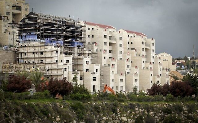 Immeubles en construction dans l'implantation de Kiryat Arba, en Cisjordanie, près d'Hébron, le 2 avril 2017. (Crédit : Wisam Hashlamoun / Flash90)