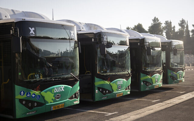 Des bus électriques Egged à leur station de recharge à Jérusalem lors de la cérémonie de lancement, le 3 septembre 2019. (Crédit : Hadas Parush/Flash90)