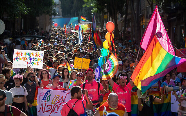 Des milliers de personnes participent à la Gay Pride de Jérusalem, le 3 juin 2021. (Crédit : Olivier Fitoussi/Flash90)